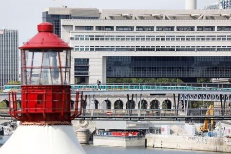 ３月２６日、フランス国立統計経済研究所（ＩＮＳＥＥ）は、２０２０年の公的部門の財政赤字と債務が記録的な高水準に達したと発表した。パリで２０２０年９月撮影（２０２１年　ロイター/Charles Platiau）