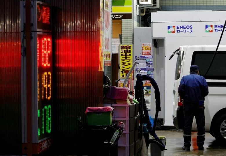 写真は3月25日、都内のガソリンスタンドで撮影。REUTERS/Kim Kyung-Hoon