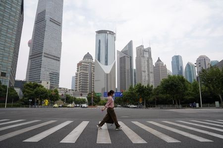 　６月２日、中国の銀行が厳格な文書規則の緩和を当局に求めていることが関係筋の話で分かった。写真は上海の金融街で１日撮影（２０２２年　ロイター／Jason Xue ）