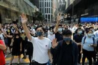 香港デモ､中国軍が武力鎮圧に備え演習？　英国訪問の司法長官､抗議受け負傷か