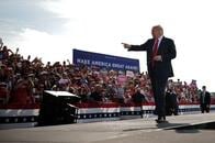 米大統領選、トランプはフロリダ、バイデンはミシガンと激戦州で集会