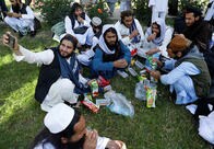 タリバン「公開処刑再開」の一方で、若い戦闘員は青春を満喫