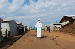 コンゴでエボラ熱拡大懸念、避難民キャンプで30人死亡