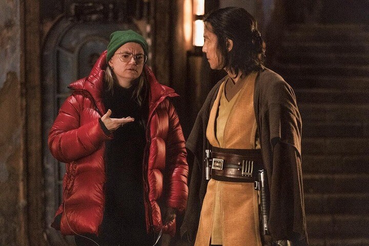 『アコライト』のセットでのレスリー・ヘッドランド監督とイ・ジョンジェ