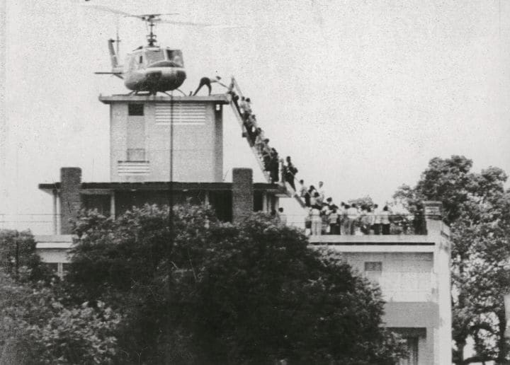 1975年4月29日、陥落寸前の南ベトナムの首都サイゴンから脱出するため米軍のヘリに乗り込む人々
