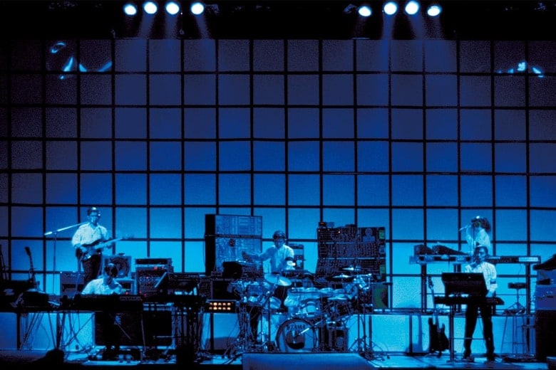 機械と人が生み出すグルーブで世界が揺れた。写真中央奥が松武（1980年10月、ロンドンでのYMOのライブ）　FIN COSTELLOｰREDFERNS/GETTY IMAGES