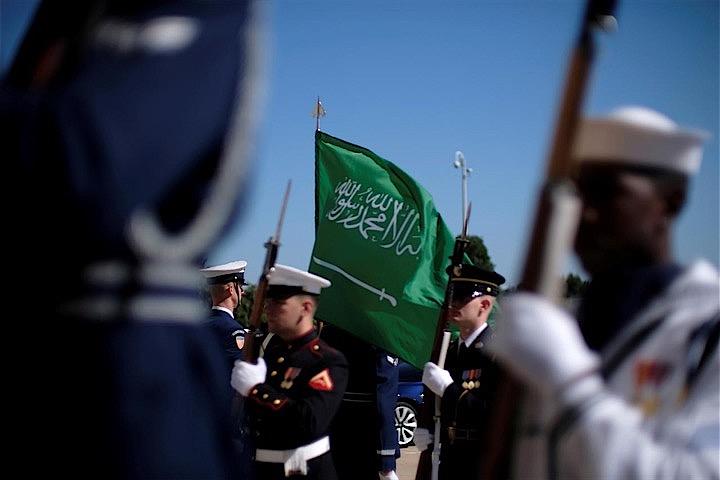 米国防総省は11日、サウジアラビアへの新たな大規模軍事配備を発表した。写真はサウジアラビア国防相への栄誉礼のため待機する米軍兵。8月29日、ワシントンで撮影（2019年　ロイター/James Lawler Duggan）