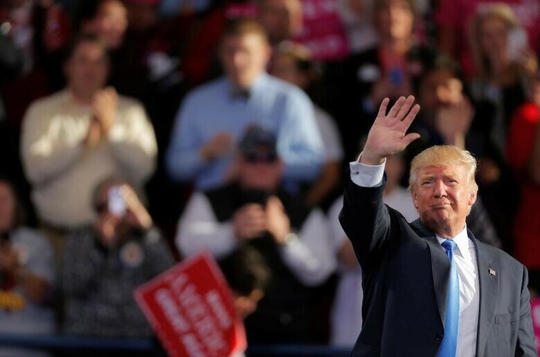 １１月９日、東京株式市場で日経平均は大幅続落。下げ幅は一時１０００円を超え、取引時間中としては８月４日以来、３カ月ぶりの安値を付けた。写真はノースカロライナ州で７日撮影（２０１６年　ロイター/Chris Keane）