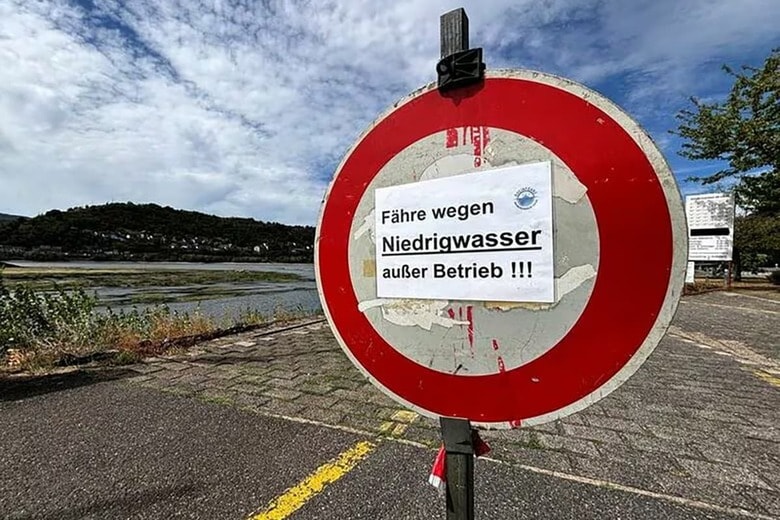 「水位低下のため運航停止」との注意が出された。８月６日、ドイツのカウプで撮影（２０２６年　ロイター/Andreas Buerger）