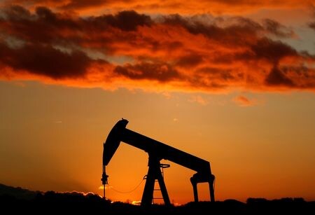 アジア時間序盤の原油先物は小反発。米原油在庫が大幅に減少したほか、主要産油国が減産を延長する可能性が高いとみられる一方、市場は格付け会社フィッチ・レーティングスによる米国債格下げの影響も注視している。写真は２０１７年１０月、フランスのストラスブール近郊で撮影（２０２３年　ロイター/Christian Hartmann）