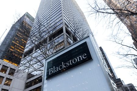 　１１月１９日、米投資会社ブラックストーンは、全米でサンドウィッチチェーンを運営するジャージー・マイクス・サブズの買収に合意したと発表した。写真はブラックストーンの看板。米ニューヨークで昨年１月撮影（２０２４　ロイター／Jeenah Moon）