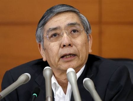 　５月２３日、黒田東彦日銀総裁はポルトガルで開かれた欧州中央銀行（ＥＣＢ）主催のフォーラムで、２０１３年に導入した量的・質的金融緩和の推進によって基調的な物価上昇率が構造的にプラスにシフトしていると述べ、デフレは克服されつつあるとの見解を示した。２２日に日銀で撮影（２０１５年　ロイター/Toru Hanai）