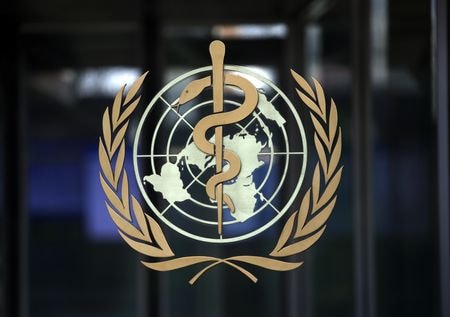 世界保健機関（ＷＨＯ）は５日、新型コロナウイルス感染症に関する「国際的な公衆衛生上の緊急事態」を終了すると表明した。２０２０年１月３０日の緊急事態の宣言から約３年３カ月。世界で６９０万人以上が死亡し、世界経済を混乱させたパンデミック（世界的大流行）の終焉に向けた大きな一歩となった。 （２０２３年　ロイター／Denis Balibouse）