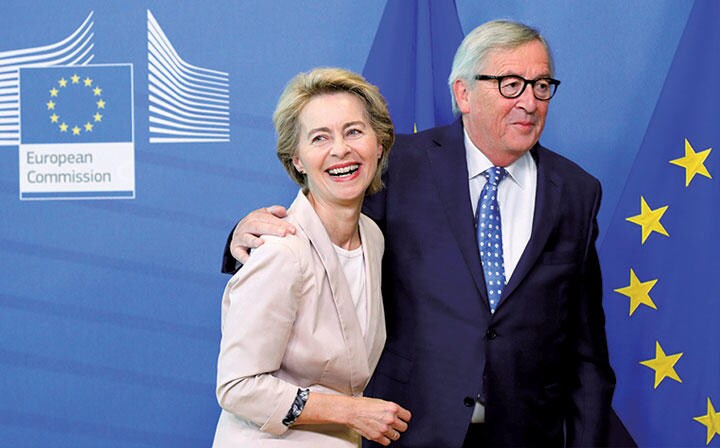 フォンデアライエン（左）と10月末に退任するユンケル　FRANCOIS LENOIR-REUTERS