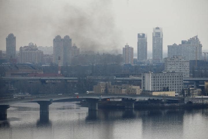 ウクライナ政府は、ロシアが本格的なウクライナ侵攻を開始した２４日に５７人が死亡し、１６９人が負傷したと明らかにした。米国防当局者はロシアの攻撃の主要な標的は首都キエフとの見方を示した。写真は煙の上がるキエフ市内（２０２２年　ロイター/Valentyn Ogirenko）