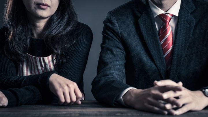 年間26万人の女性が夫の転勤で転居していると推測される　bee32/iStock.