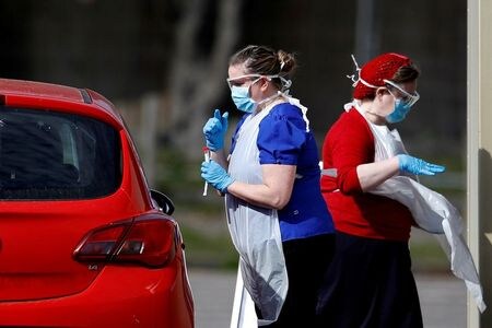 英政府は、新型コロナウイルスの検査を拡充する方針。国内で感染が広がる中、十分な検査が行われていないとの批判が出ている。写真は英チェシントンで撮影（２０２０年　ロイター/Peter Nicholls）