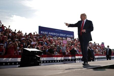 　１０月１６日、米大統領選の共和党候補、トランプ大統領は激戦州のフロリダを訪れ、高齢者に支持を呼び掛けた。一方、民主党候補のバイデン前副大統領はやはり激戦州のミシガンで集会を開き、トランプ政権の新型コロナウイルスへの対応を批判した。写真はフロリダ州の空港で集まった支持者らの前で演説するトランプ大統領（２０２０年　ロイター/Carlos Barria）