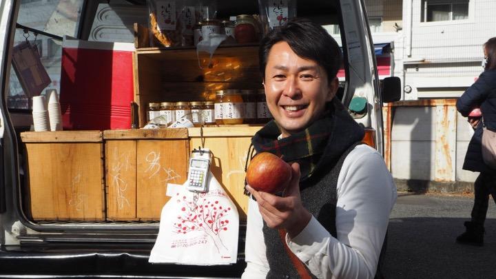 リンゴ売りで元ジャズピアニストの片山玲一郎さん。撮影＝川内イオ