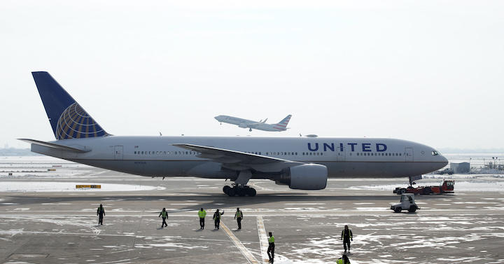 ユナイテット航空機内で倒れた男性は当初、心疾患と考えられたが　Kamil Krzaczynski -REUTERS