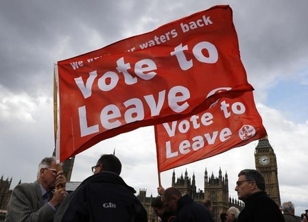 　６月１９日、英国民が２３日にＥＵ離脱を選べば、欧州の歴史は逆回転を始めるかもしれない。写真は離脱を支持するバナーを掲げる人々。ロンドンで１５日撮影（２０１６年　ロイター/Stefan Wermuth）