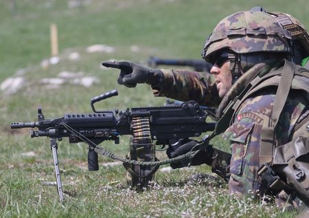 スイスで、過去３０年以上で最大規模となる軍事演習が実施された。期間は９日間、参加兵士は４０００人という。写真は演習に参加する兵士。スイス国内で４日撮影。（2023年 ロイター/Denis Balibouse）