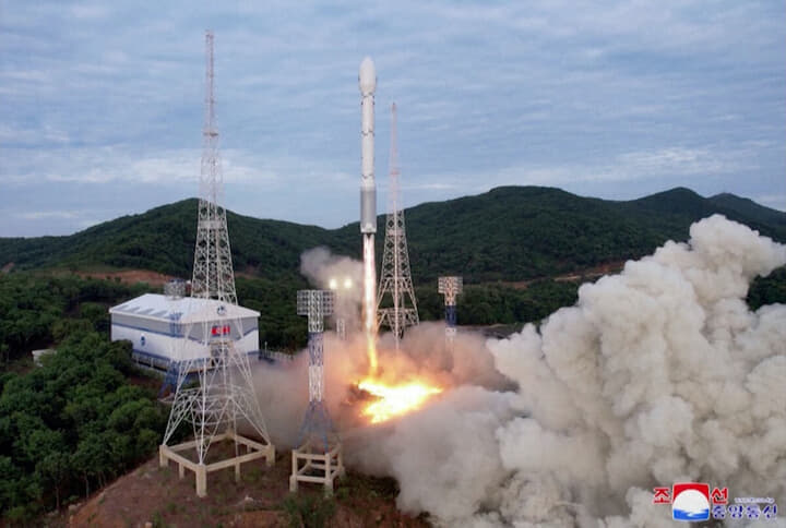 写真は5月31日に打ち上げが失敗に終わった新型ロケット「千里馬1型」　KCNA KCNA - REUTERS
