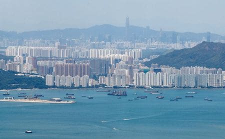 　米有力シンクタンク、ヘリテージ財団は、毎年発表している経済自由度指数について、今年は香港とマカオを除外したと発表した。写真はランタオ島からの香港島の景色。２０１９年９月撮影（２０２１年　ロイター/Amr Abdallah Dalsh）