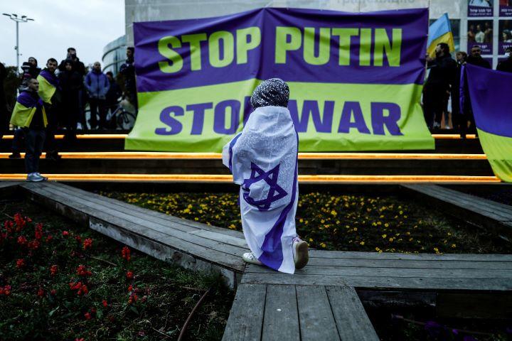テルアビブで行われたウクライナ支援デモ　Corinna Kern-Reuters