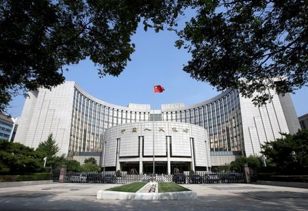　中国人民銀行（中央銀行）は２８日、年末までに約２兆９０００億元（４０６５億８０００万ドル）規模の中期融資が期日を迎える銀行システムに流動性を供給するため、新たな貸出ツール「公開市場アウトライト・リバースレポ操作」を開始した。写真は人民銀の本部。北京で２０１８年９月撮影（２０２４年　ロイター/Jason Lee）