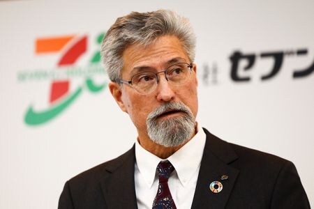 　３月６日、 セブン＆アイ・ホールディングスは井阪隆一社長の交代とともに北米コンビニエンス事業の新規株式上場（ＩＰＯ）計画、さらにイトーヨーカ堂など非中核事業の売却を発表した。写真は同日、都内で記者会見する次期社長のスティーブン・デイカス氏（２０２５年　ロイター/Issei Kato）