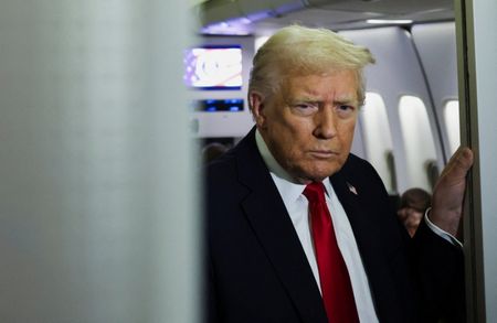 11月25日、米フロリダ州パームビーチへ向かう大統領専用機内で撮影（２０２５年　ロイター/アナ・ローズ・レイデン）