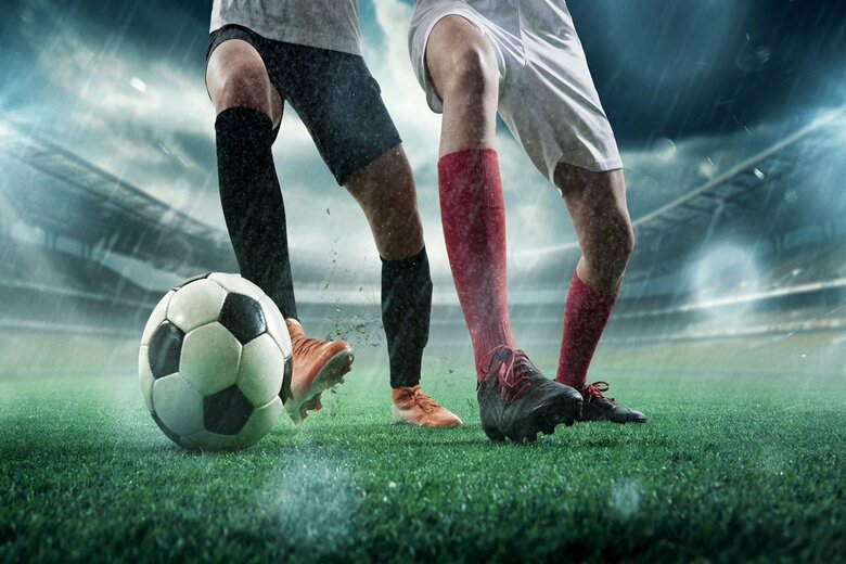 雨の中のサッカーのイメージ写真　Master1305-shutterstock
