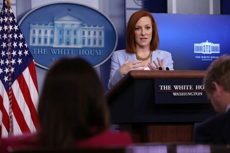 米ホワイトハウスは、バイデン大統領の掲げる大型インフラ投資計画「米雇用計画」について、野党共和党との超党派の合意に向け、規模を当初の２兆２５００億ドルから１兆７０００億ドルに縮小すると発表した。写真は２１日、定例記者会見するサキ報道官（２０２１年　ロイター／Jonathan Ernst）