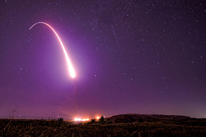 米軍が2日にカリフォルニア州の空軍基地で実施したICBMの発射実験　STAFF SERGEANT J.T. ARMSTRONG/U.S. AIR FORCE