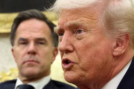 米ホワイトハウスの執務室で、北大西洋条約機構（ＮＡＴＯ）のルッテ事務総長と会談するトランプ大統領。２０２５年１０月撮影。REUTERS/Kevin Lamarque/File Photo