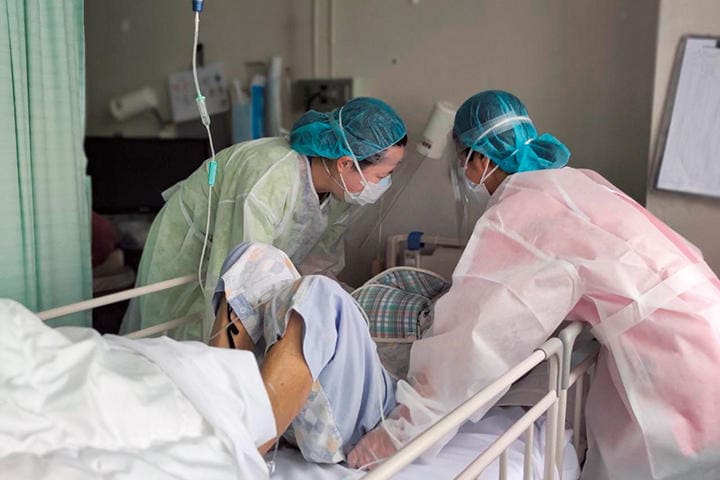 北海道旭川市の吉田病院で看護の支援に入ったジャパンハートの宮田理香（左）と前田百合子看護師　COURTESY JAPAN HEART