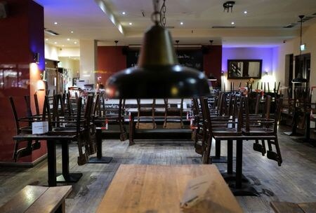 　ＩＨＳマークイットが３日に発表した１１月のドイツのサービス部門ＰＭＩ改定値は４６．０となり、前月の４９．５から低下した。写真は１１月、フランクフルトのレストランで撮影（２０２０年　ロイター／Kai Pfaffenbach）