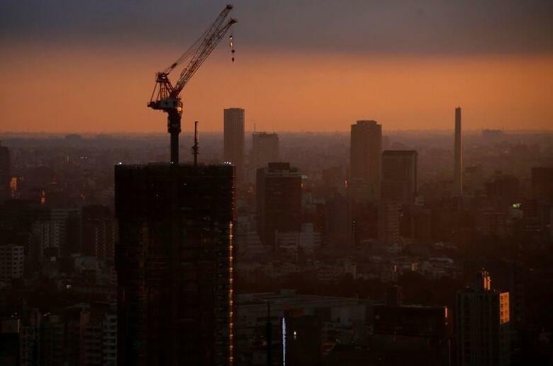 評論家の中野剛志氏は、ロイターとのインタビューで、新型コロナウイルスによる「恐慌」を乗り越えるには国内総生産（GDP）の5割を超える大規模な財政出動が必要で、政府が重要産業に資本を注入するなど社会主義的な措置が求められるとの見方を示した。写真は日没時の東京。2017年3月撮影（2020年　ロイター/Toru Hanai）