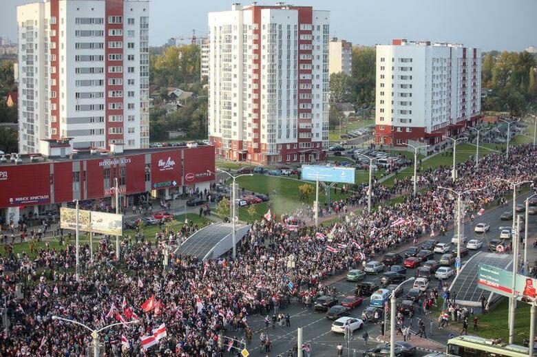 ベラルーシの首都ミンスク中心部で4日、政治犯の釈放を政府に求めて数万人がデモを行ない、警察が放水銃で規制する事態となった。写真はミンスクでのデモ。4日撮影。(2020年 ロイター/Stringer )