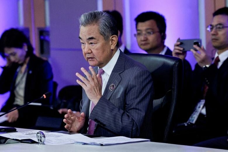 7月、フィリピンで開催されたＡＳＥＡＮ閣僚級会合で演説する王毅外相。Pool via REUTERS