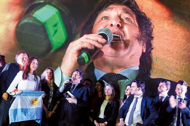 大統領選後、支持者に囲まれて演説するミレイ　MATIAS BAGLIETTOｰREUTERS