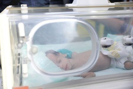 パレスチナ自治区ガザ最大のシファ病院から、低出生体重児２８人がエジプトに移送された。エジプトのメディアやパレスチナ人医師が明らかにした。２０日、ラファで撮影（２０２３年　ロイター/The Egyptian Health Ministry/Handout via REUTERS）