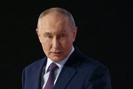 　３月２６日、ロシアのプーチン大統領はウクライナ戦争を継続する中で国の財政を安定させるため、オリガルヒ（新興財閥）に対し寄付を求めた。写真は、ロシア産業企業家同盟の会議で演説するロシアのプーチン大統領。２０２６年　ロイター/Ramil Sitdikov）