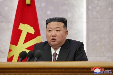 　北朝鮮の金正恩朝鮮労働党総書記（写真）は、北部の都市開発プロジェクトでの「無責任」な対応を巡り、複数の高官を停職・降格処分にした。国営の朝鮮中央通信（ＫＣＮＡ）が１４日に報じた。写真は北朝鮮の平壌で６月撮影。ＫＣＮＡ提供（２０２４年　ロイター）