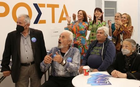 　ギリシャ議会（一院制・定数３００）選挙が５月２１日投開票され、与党の中道右派「新民主主義党（ＮＤ）」が他党を引き離して第１党となったが、過半数にわずかに届かなかった。写真は出口調査の結果を見るＮＤの支持者ら。アテネで撮影（２０２３年　ロイター/Alkis Konstantinidis）