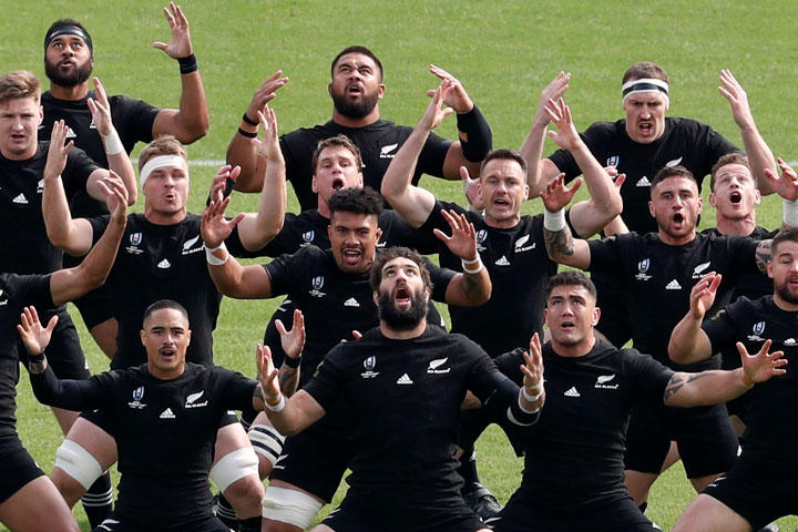 10月6日、ナミビアとの試合を前に「ハカ」を披露するニュージーランド代表の「オールブラックス」（東京スタジアム）　Matthew Childs-REUTERS