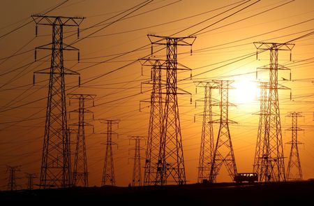 ６月２４日、    南アフリカの国営電力会社エスコムは、賃金交渉の行き詰まりを受けた労働者の抗議行動により、電力供給の削減を拡大する可能性があると明らかにした。南ア・オーランドで２０２０年７月撮影（２０２２年　ロイター/Siphiwe Sibeko）