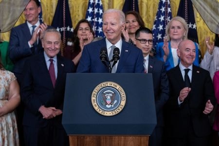 米民主党のグリハルバ下院議員（アリゾナ州選出）は３日、バイデン大統領に対し１１月の大統領選から撤退するよう要請した。６月撮影（２０２４年　ロイター/Anna Rose Layden）