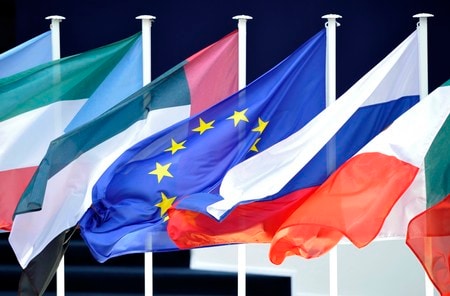 　１８日、２０カ国・地域（Ｇ２０）の財務相・中央銀行総裁は、米ワシントンで開いた会議で、フェイスブック<FB.O>が導入を計画している暗号資産（仮想通貨）「リブラ」などを含むステーブルコイン（法定通貨を裏付けとしたデジタル通貨）に対する厳格な規制を導入することで合意した。写真は２０１１年１１月撮影（２０１９年　ロイター/Dylan Martinez）